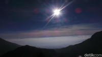 Namun harus tetap waspada karena trek ini banyak bebatuan besar dan kecil yang mudah bergeser (Niken Purnamasari/detikTravel)