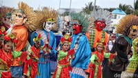 Puluhan ondel-ondel berbaris di Pantai Lagoon, Ancol, Jakarta Utara, Sabtu (23/6).