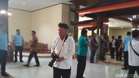 Basuki tampak cuek membidik kameranya di tengah kunjungan Jokowi. Foto: Hendra Kusuma
