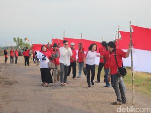 Relawan Taruna Merah Putih Kibarkan Bendera di Tanggul Lumpur Lapindo