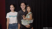 Vino tak canggung dan tak malu menggendong putrinya tersebut.  Foto: Noel/ detikHOT