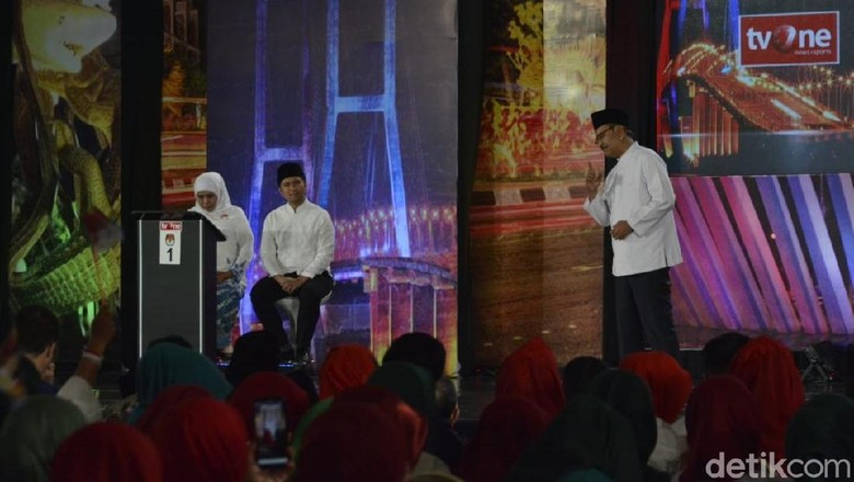Dipaksa Jawab Pakai Bahasa Jawa, Khofifah dan Gus Ipul Berlepotan Dipaksa Jawab Pakai Bahasa Jawa, Khofifah dan Gus Ipul Berlepotan