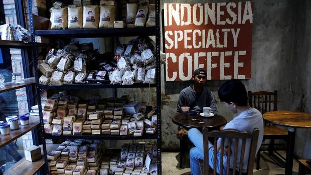 Bags of Indonesian roasted coffee are seen for sale at an Anomali Coffee shop in Jakarta, Indonesia  May 3, 2018.   Picture taken May 3, 2018. REUTERS/Darren Whiteside