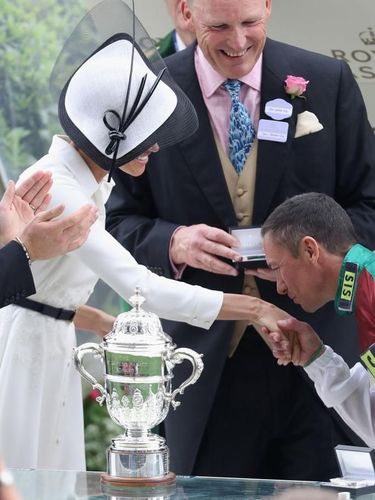 Tangan Meghan Markle Dicium Pria Asing, Begini Reaksi Pangeran Harry