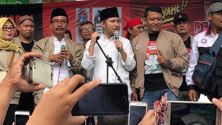 Emil Datang ke Kampanye Akbar Dikawal Massa Buruh Emil Datang ke Kampanye Akbar Dikawal Massa Buruh