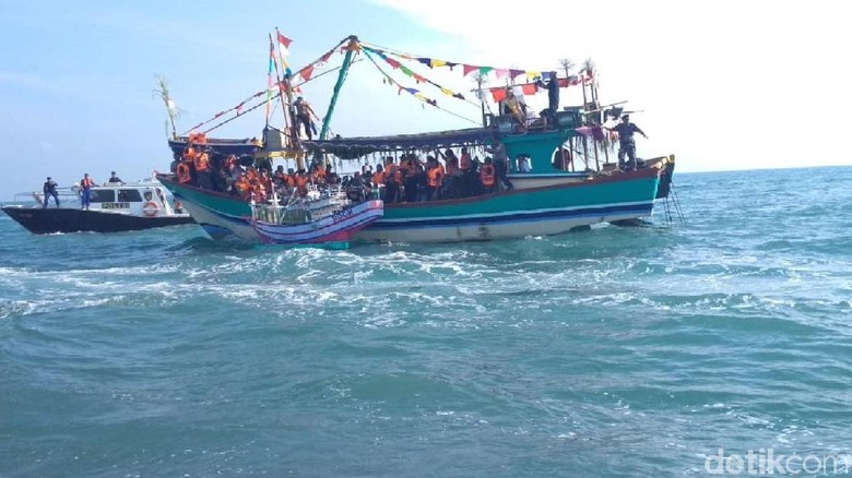 Tradisi Lomban atau sedekah laut di Jepara (Wikha Setiawan/detikTravel) Tradisi Lomban atau sedekah laut di Jepara (Wikha Setiawan/detikTravel)