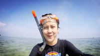 Phopi juga pernah menyelam. Ngecengin ikan.. Siapa tau ada yg bs diajak kenalan, candanya. Foto: Instagram/phopira