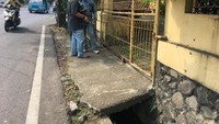Polisi menembak mati dua terduga teroris di Depok, Jawa Barat. Selain itu, ada satu terduga teroris yang ditangkap. Identitas dua terduga teroris yang ditembak mati adalah AS dan AZW. Keduanya disebut mengikuti pelatihan semimiliter di Gunung Gede pada 2014 bersama Bahrumsyah dan Ahmad Syarifudin. (Foto: Indra Komara/detikcom)