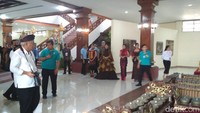 Basuki memotret Jokowi yang tengah meninjau beberapa alat kesenian di salah satu gedung. Foto: Hendra Kusuma