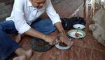 Intip Keseruan Dedi Mulyadi Ketika Makan Pecel hingga Ngulek Sambal Rujak