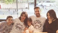 Kali ini gelandang Chelsea yang tidak diboyong negara asalnya untuk main di Piala Dunia tahuni ini makan di restoran Jepang bersama sang istri, Daniella Semaan serta tiga orang anaknya. Foto: Instagram cescf4bregas