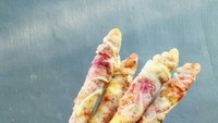 Bukan papeda yang jadi makanan pokok orang Papua. Papeda ini justru dibuat dari telur puyuh yang diratakan dalam teflon dan diberi beragam bumbu gurih. Setelah itu digulung dengan lidi bambu. Udah pernah coba? Foto: Instagram @ardiyantiu