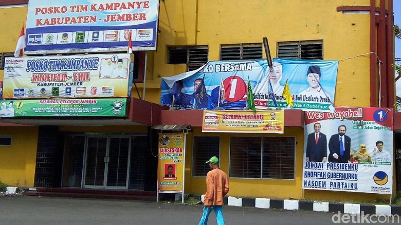 Baliho Bergambar Jokowi di Posko Pemenangan Khofifah-Emil Diprotes Baliho Bergambar Jokowi di Posko Pemenangan Khofifah-Emil Diprotes
