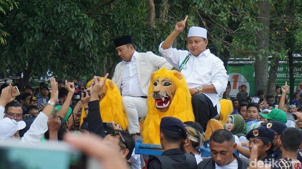 Kampanye Akbar di Bandung, Ridwan Kamil-Uu Naik Sisingaan