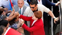 Aksener saat menyapa pendukungnya di jalanan Kota Istanbul, Turki. Mendorong perekonomian dan kembali pada sistem parlementer merupakan dua dari sekian banyak janji kampanye Aksener. (Foto: Dok. REUTERS/Huseyin Aldemir)