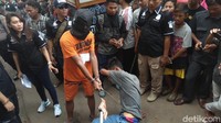 Reka ulang adegan Beler menganiaya korban kedua. Dia membacok punggung Ahmad Lomri (18). (Foto: Luthfiana Awaluddin/detikcom)