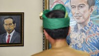 Jokowi melihat lukisan tentang dirinya.