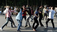 Dalam simulasi, para personel polisi terlihat melakukan pengamanan saat terjadi aksi kerusuhan tawuran di sekitar lokasi Test Event Asian Para Games 2018.