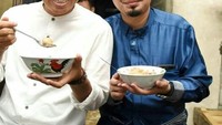 Bersama Ustaz Solmed, keduanya asyik makan semangkuk bakso cuankie. Baksonya orang Sunda. Foto: Instagram @dedimulyadi71