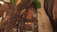 Banjir juga meninggalkan endapan lumpur dan pasir setinggi satu meter di pemukiman warga. ANTARA FOTO/Zabur Karuru.