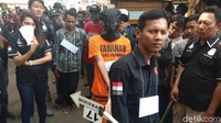 Tersangka Beler mengamuk melihat Diki dipukuli. Ia menebas pinggang korban, Subani (18), yang dilakoni pemeran pengganti saat prarekonstruksi. (Foto: Luthfiana Awaluddin/detikcom)