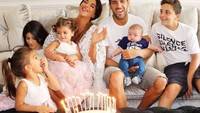 Nah kalau ini perayaan ulang tahun sang anak bernama Capris yang memasuki usia ke 2. Ketika Anda mencoba untuk berfoto dengan 5 orang anak, tulis Fabregas dengan emotikon tertawa. Foto: Instagram cescf4bregas