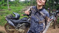 Tak seperti kebanyakan wanita, Phopi lebih banyak memilih olahraga outdoor seperti dirt bike. Foto: Instagram/phopira
