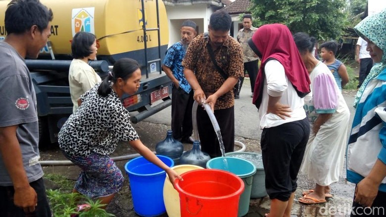 Korban Banjir Bandang di Banyuwangi Krisis Air Bersih Korban Banjir Bandang di Banyuwangi Krisis Air Bersih