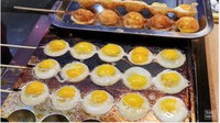 Kalau yang ini di Indonesia ada nggak ya? Telur puyuh yang diceplok dan ditusuk dengan lidi bambu bisa jadi camilan enak nih. Foto: Travel Thirsty