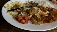 Tidak melulu harus sayur. Miley mengkombinasikan menu makan siang vegannya, dengan sayur dan umbi yang berbumbu gurih lengkap dengan nasi putih. Foto: Instagram @mileycyrus