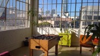 Salah satu hiburan yang ada di kantor pertama Twitter ialah meja foosball. Foto: CNBC.