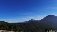 Ada 10 pos pendakian di Gunung Papandayan ini. Papandayan termasuk trek gunung yang cocok bagi pemula dengan pendakian yang tidak terlalu tinggi (Niken Purnamasari/detikTravel)