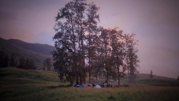 Foto:Â Pos 3 Gunung Tambora jalur pendakian dari Desa Pancasila. Lihat suasana tenang di tengah padang sabananya itu (Agus Budi Santosa/Istimewa) Foto:Â Pos 3 Gunung Tambora jalur pendakian dari Desa Pancasila. Lihat suasana tenang di tengah padang sabananya itu (Agus Budi Santosa/Istimewa)