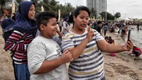 Wisata Pantai Lagoon Ancol menjadi destinasi favorit untuk warga Jakarta mengisi liburan akhir pekan.