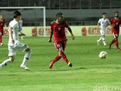 Para pemain muda Indonesia menggepur pertahanan Korea Selatan.