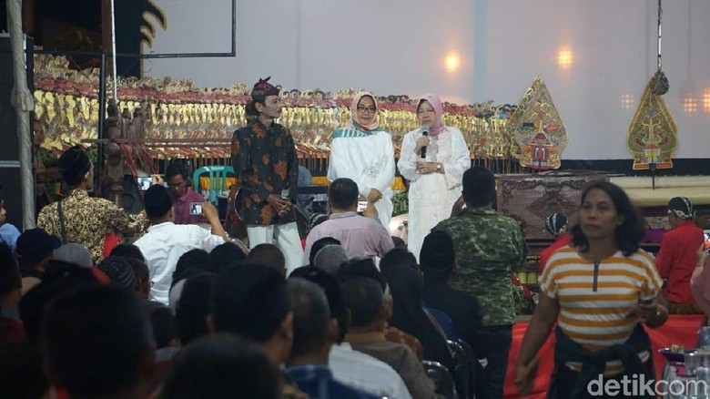 Sambil Wayangan, Risma Ajak Warga Jombang Pilih Gus Ipul-Puti Sambil Wayangan, Risma Ajak Warga Jombang Pilih Gus Ipul-Puti