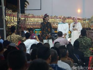 Sambil Wayangan, Risma Ajak Warga Jombang Pilih Gus Ipul-Puti
