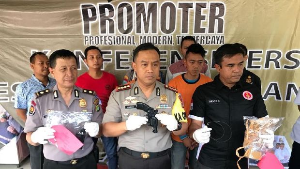 Polisi Tembak 2 Penumpang Perampok Sopir Taksi Online 