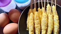 Siapa yang mau? Telur gulung hangat ini siap dinikmati dengan saus pedas. Jadi inget dulu saat sekolah SD ya? Foto: Instagram @delphiniadevina
