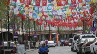 Seorang penyandang disabilitas melintas di antara atribut kampanye di Kota Diyarbakir, Turki (Foto: Dok. Reuters)
