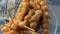 Jajanan ini selalu ada nih di CFD. Cilor alias cilok telur makin enak dicelup dengan saus. Foto: Instagram @faisalikhwan