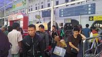Bebeberapa anak-anak juga terlihat membantu orang tuanya membawa barang bawaan. Ada yang membantu membawa kardus sambil boneka besarnya. (Azizah/detikcom)