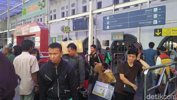 Stasiun Pasar Senen Masih Ramai Dipadati Pemudik Arus Balik