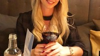 Duh cantiknya! Lagi kencan romantis dengan pujaan hati sambil minum segelas wine nih. Foto: instagram @jbutland