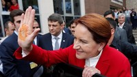 Meral Aksener yang merupakan capres Partai Iyi memilih di Istanbul. Dia tampak memakai jas merah
