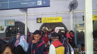 Sepekan setelah Lebaran, Stasiun Pasar Senen masih ramai dipadati pemudik yang baru tiba. Banyak rombongan pemudik yang terlihat membawa oleh-oleh. (Azizah/detikcom)
