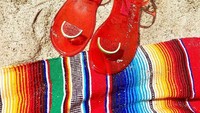 Sudah punya rencana liburan ke pantai? Sandal yang satu ini siap jadi item fashion yang cocok nih. Bertema semangka dengan seluruh permukaan berwarna merah menyala. Foto: instagram @katyperrycollections