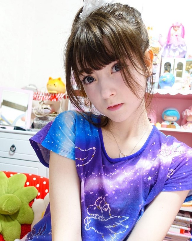 Venus Palermo, wanita cantik mirip boneka ini ternyata punya kisah kelam dengan obsesinya yang ingin kurus. Ia menjalani operasi pemotongan usus, tapi malah berakhir sekarat.   Foto: dok. Instagram (Venus_Angelic)