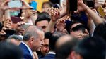 Potret Erdogan Ditemani Cucu Saat Memilih di Pemilu Turki