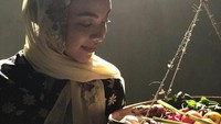 Berfoto di dapur dengan aneka bumbu dan rempah. Membuat pemain sinetron Ojek Pengkolan ini kangen jadi ibu rumah tangga. Foto: Instagram @tikabravani